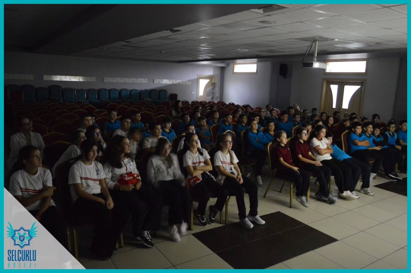 Okulumuzda y&uuml;r&uuml;t&uuml;len sosyal, k&uuml;lt&uuml;rel ve sanatsal faaliyetler kapsamında ortaokul &ouml;ğrencilerimizle birlikte 'R&uuml;zgarı Dizginleyen &Ccedil;ocuk' filmini izledik. 